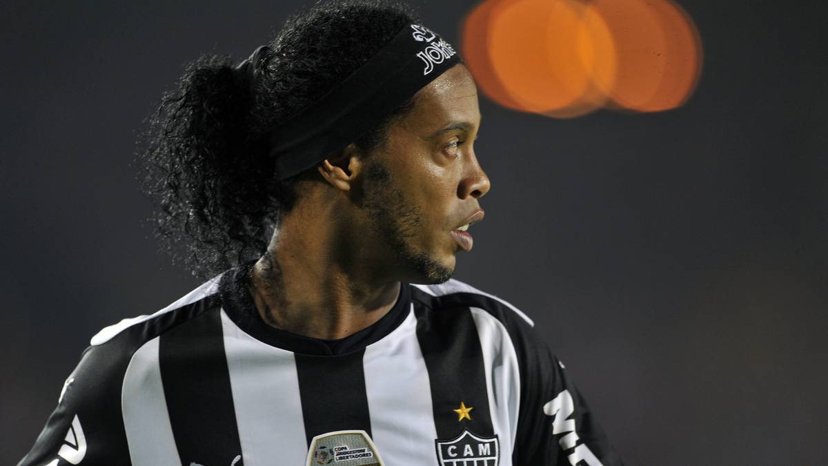 Also soll sich Ronaldinho wie in einem Ehevertrag von seinem neuen Klub zusichern haben lassen, dass er zwei Mal in der Woche abends feiern gehen darf, ohne Konsequenzen fürchten zu müssen