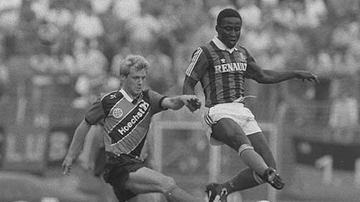 1989 sind wieder Eintracht Frankfurt und der 1. FC Saarbrücken beteiligt. Für die Saarländer geht Anthony Yeboah (r.) auf Torejagd. Zwar muss sich sein Team dem Bundesligisten beugen, doch der Ghanaer wechselt im Anschluss zur SGE und geht viele Jahre in der Bundesliga auf Torejagd. Auch im nächsten Jahr spielt der FCS wieder in der Relegation. Doch diesmal verliert der Klub gegen den VfL Bochum