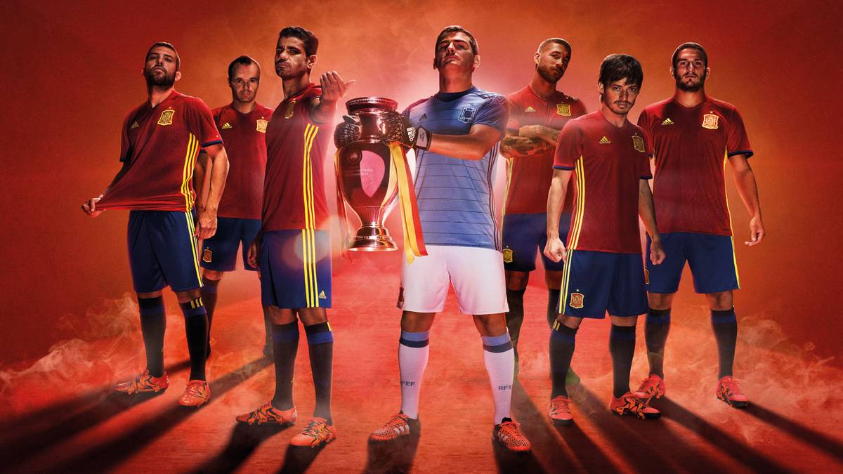 SPANIEN: Die Spanier in Rot und Gelb, wie man sie kennt. Klassisch aber trotzdem cool