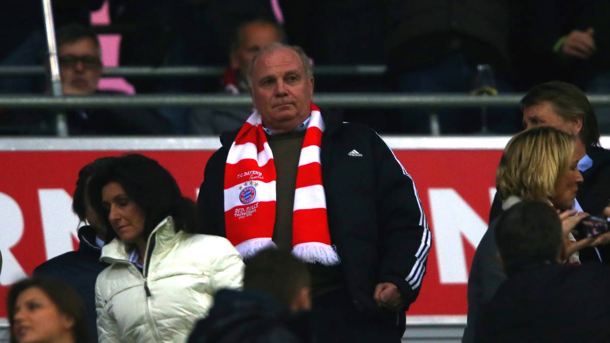... alle Blicke auf Uli Hoeneß gerichtet sind. Tagsüber auf der Anklagebank, abends im Stadion - der damalige Bayern-Präsident ist trotz des Prozesses wegen Steuerhinterziehung beim Spiel seines FC Bayern gegen den FC Arsenal auf der Tribüne. Zwei Tage später wird er verurteilt
