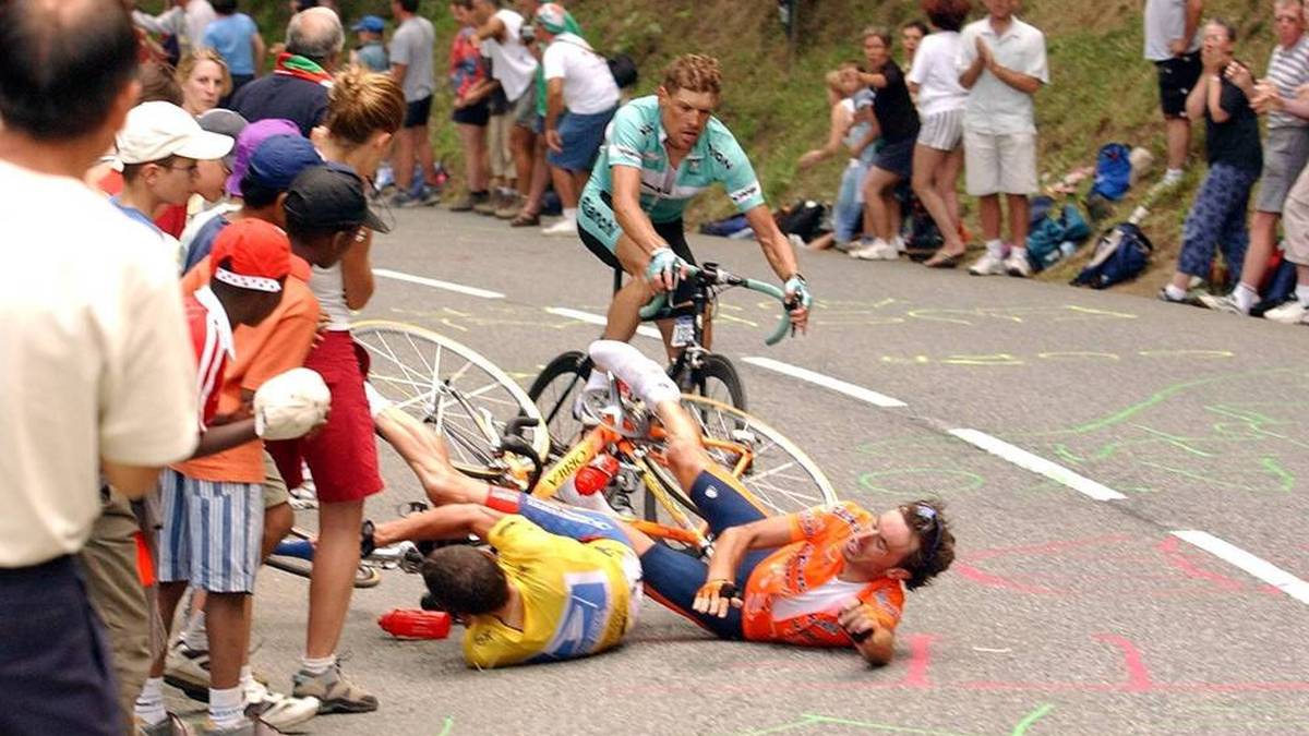 Auf der 15. Etappe der Tour de France 2003 stürzten Lance Armstrong (in Gelb) und Iban Mayo vor Jan Ullrich