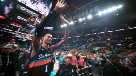 Victor Wembanyama hat die San Antonio Spurs zum Sieg gegen die Portland Trail Blazers geführt. Nie zuvor gelang es einem NBA-Playoff-Debütanten, mindestens 35 Punkte und zugleich fünf Dreier zu erzielen. 