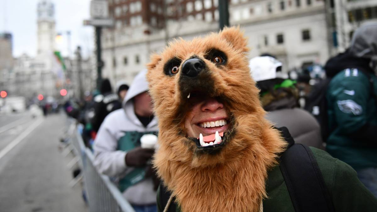 Einige Zuschauer kommen kostümiert. Während sich ein Fan als Werwolf verkleidet...