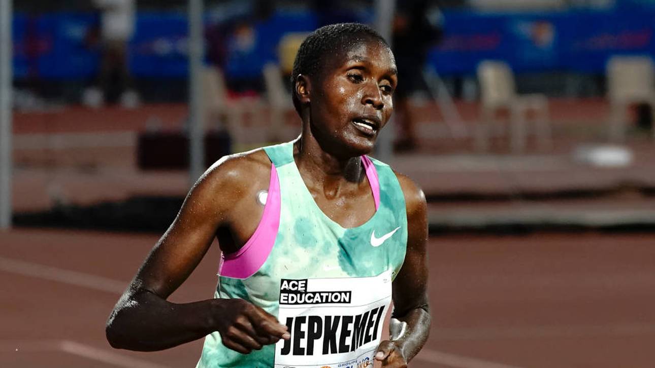 Läuferin kommt barfuß ins Ziel