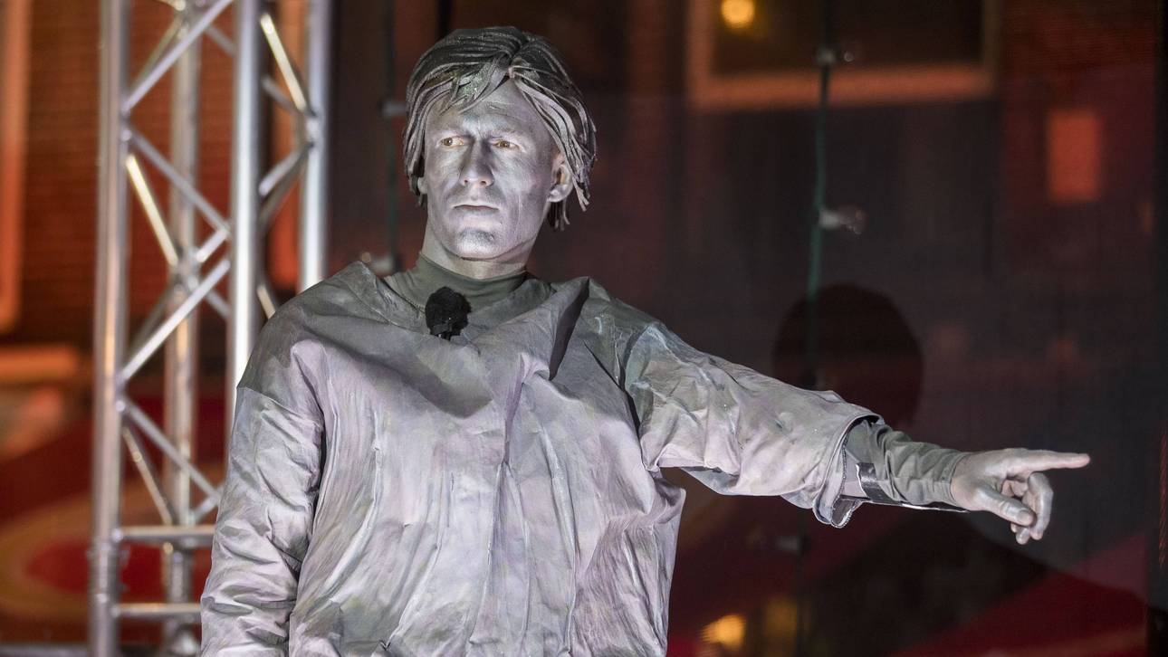 Robben posiert als Cruyff-Statue