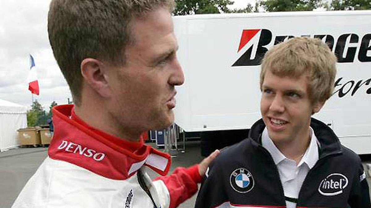 2007 ist seine letzte Saison in der Formel 1, in der er bei 180 Rennen sechs Siege feiert. Sebastian Vettel, damals noch Testfahrer bei BMW, gibt er hier wohl ein paar wertvolle Tips