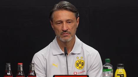 Bei der Pressekonferenz in Dortmund mit Niko Kovac kam es zu einem kuriosen Zwischenfall. Plötzlich spinnt die Sponsorenwand.
