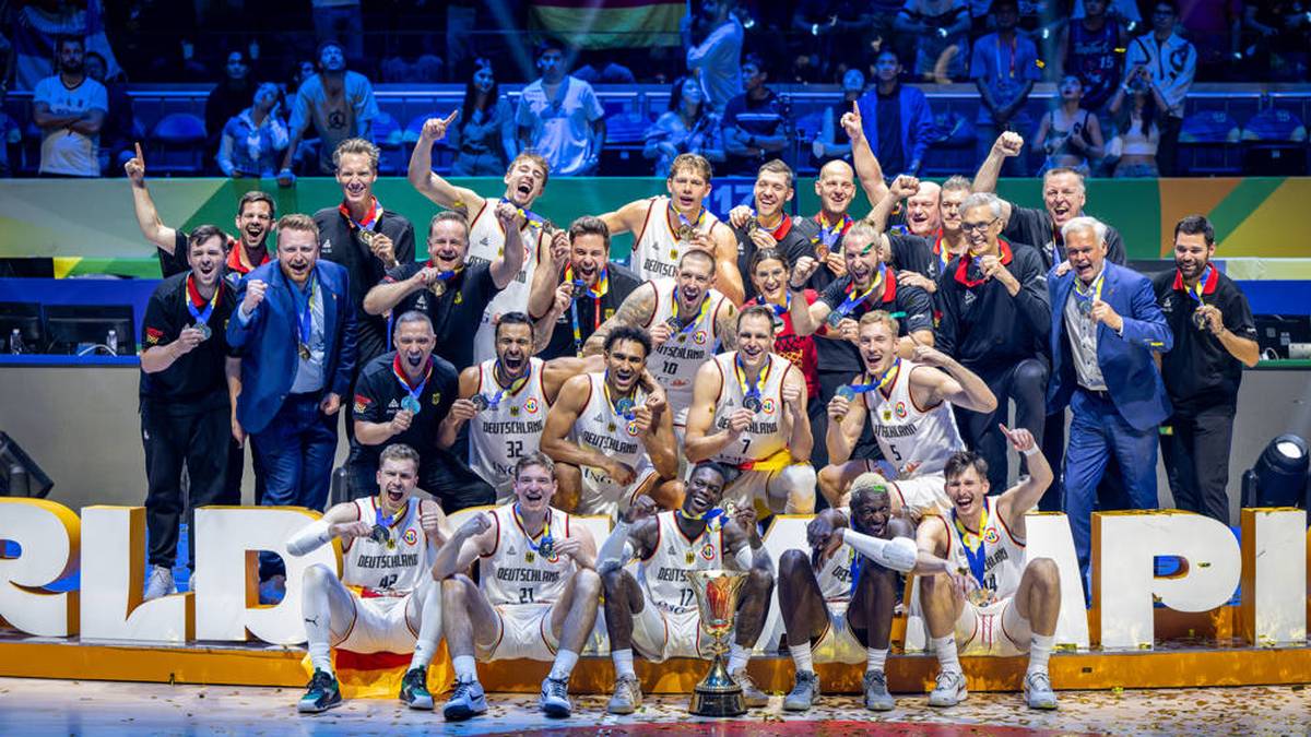Basketball: Die DBB-Herren um Kapitän Dennis Schröder gewannen im vergangenen Jahr die Weltmeisterschaft und wollen in Paris erneut angreifen. Allerdings wird es sehr schwer werden, da die USA mit ihrem Dreamteam um LeBron James, Steph Curry und Co. nach Frankreich reist.