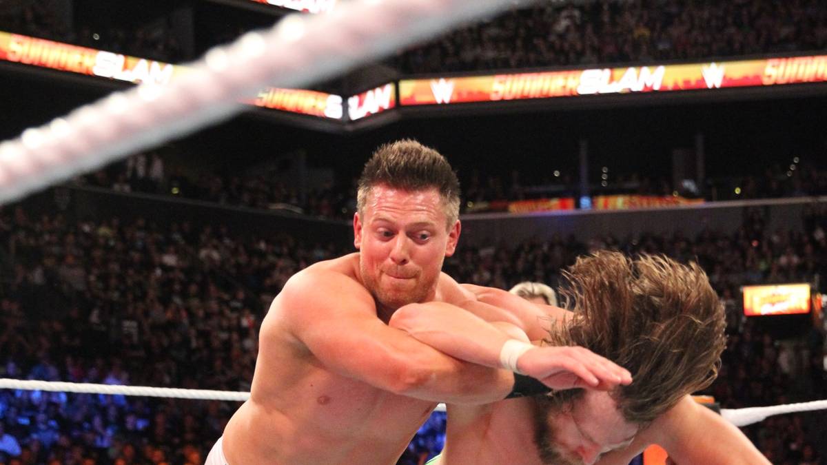 Ein unerwartetes Ende nimmt das Match zwischen The Miz und Publikumsliebling Daniel Bryan. Miz triumphiert, nachdem ihm Ehefrau Maryse heimlich ein Schlaginstrument reicht