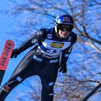 Skisprung-Olympiasieger Andreas Wellinger sichert sich in Lathi wichtige Punkte im Gesamtweltcup. Dabei nutzt er einen Aussetzer von Stefan Kraft.