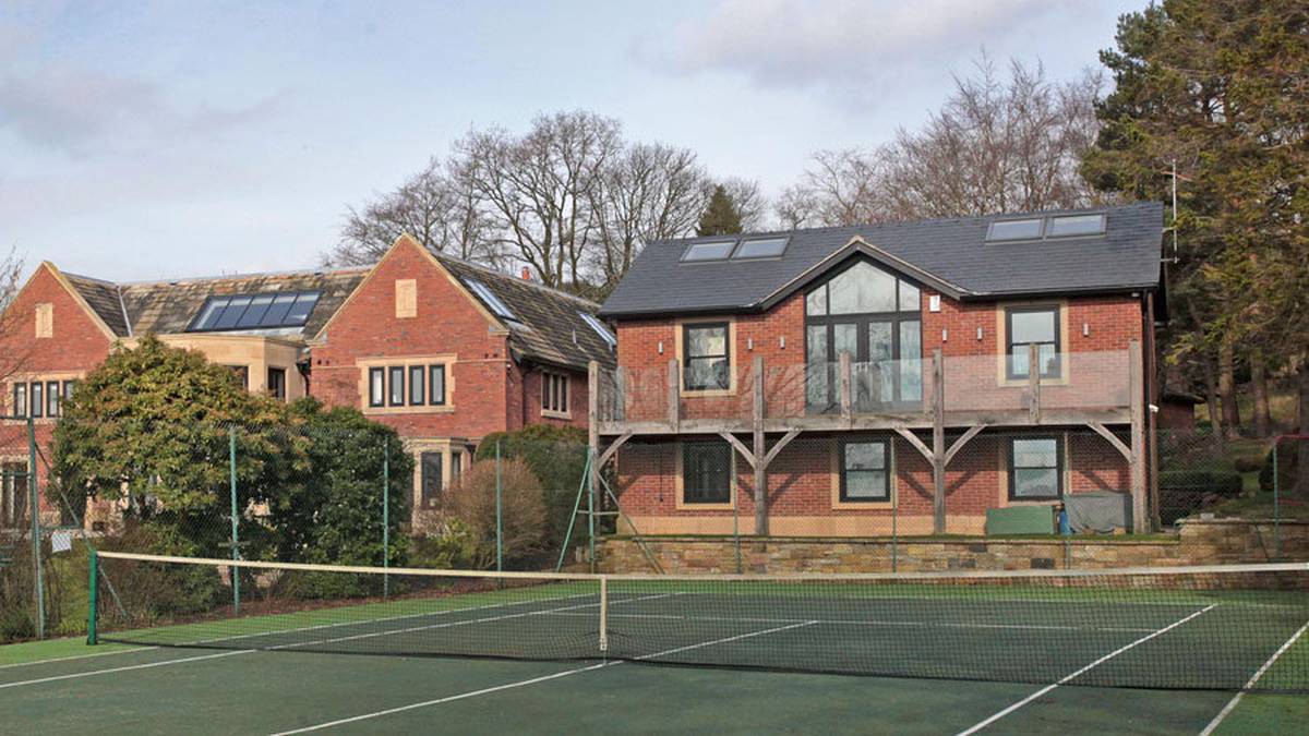 Wer hätte nicht gern auch seinen eigenen Tennisplatz? Ex-Nachbar Wayne Rooney kann beim Franzosen dann ja mal auf ein schnelles Match vorbeischauen