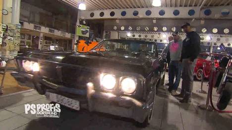 Jean Pierre Kraemer und Sidney Hoffmann „go Wild Wild West“. Rolf will einen alten Ami, da helfen die PS Profis natürlich gerne. Das Problem: Rolf will nur ganz bestimmte Modelle aus bestimmten Jahrgängen. 20.000 Euro stehen für die „Ruhrpott-Cowboys“ zur Verfügung. Zur Auswahl stehen: Ein Cadillac Deville, ein Ford Galaxie und ein GM Acadian Beaumont. Jean Pierre und Sidney geben wichtige Informationen zu den Autos und liefern jede Menge Mehrwert für den Zuschauer. Worauf muss ich bei importierten Fahrzeugen am meisten achten? Und welche Besonderheiten haben die Oltimer aus den USA?