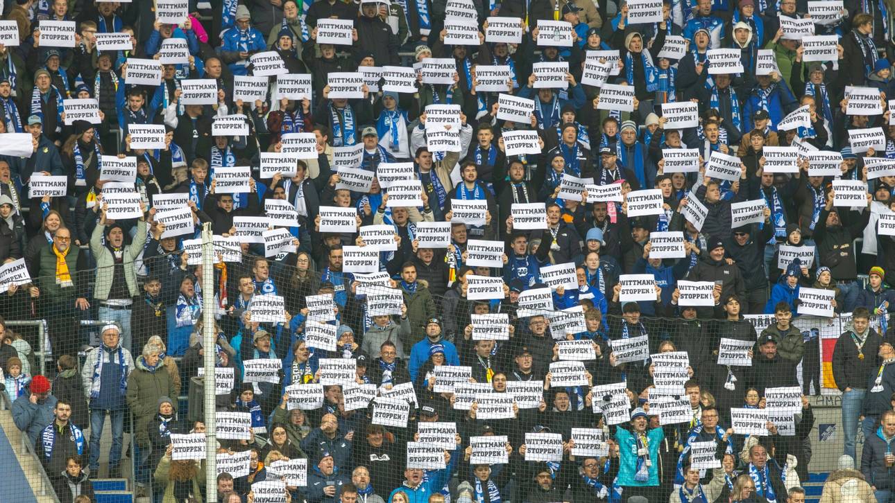 Die TSG-Fans mit Protestplakaten gegen Wittmann