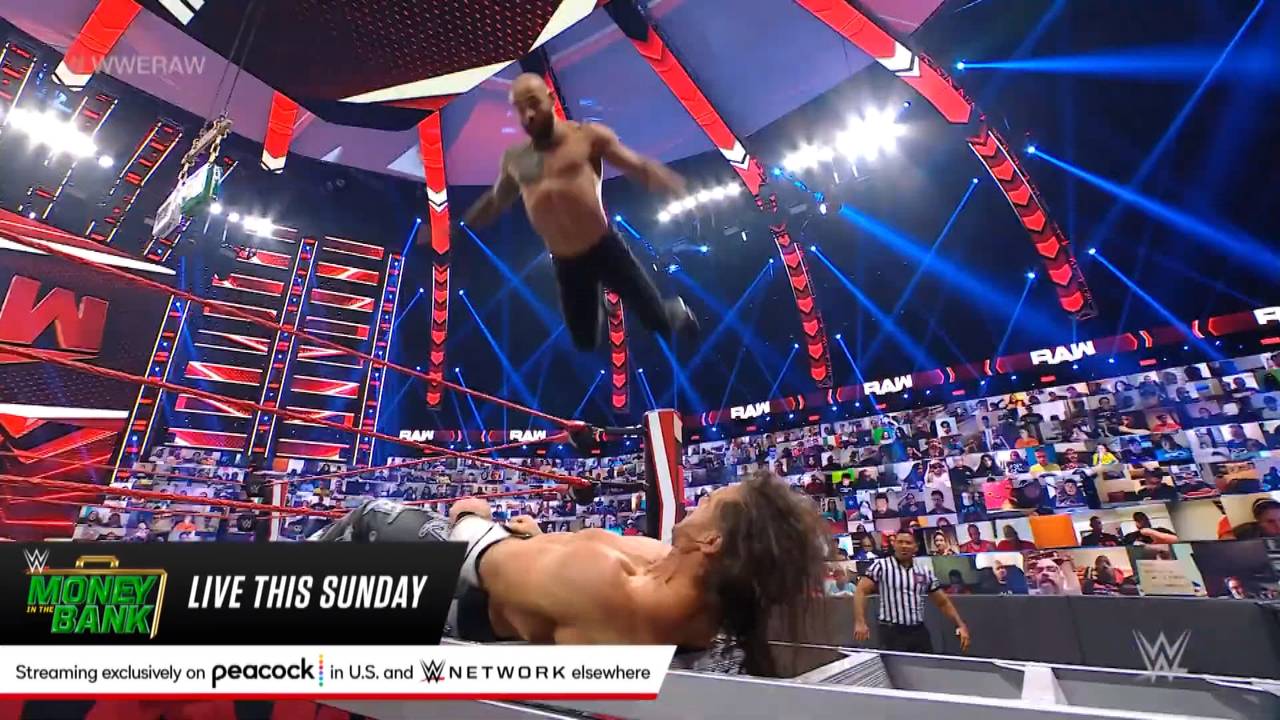 WWE RAW: Ricochet fliegt vor Money in the Bank spektakulär