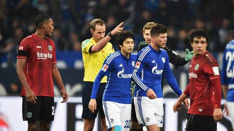 Schiedsrichter Sascha Stegemann schickt Klaas-Jan Huntelaar vom FC Schalke vom Platz 