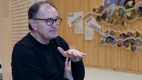 Ewald Lienen spricht im SPORT1-Interview über den FC Bayern und Trainer Vincent Kompany, den Hype um Deutschlands Talente Lennart Karl und Said El Mala und eine Entwicklung, die ihm im deutschen Fußball gar nicht gefällt. Auch zu Nick Woltemade äußert sich die Fußball-Legende. 