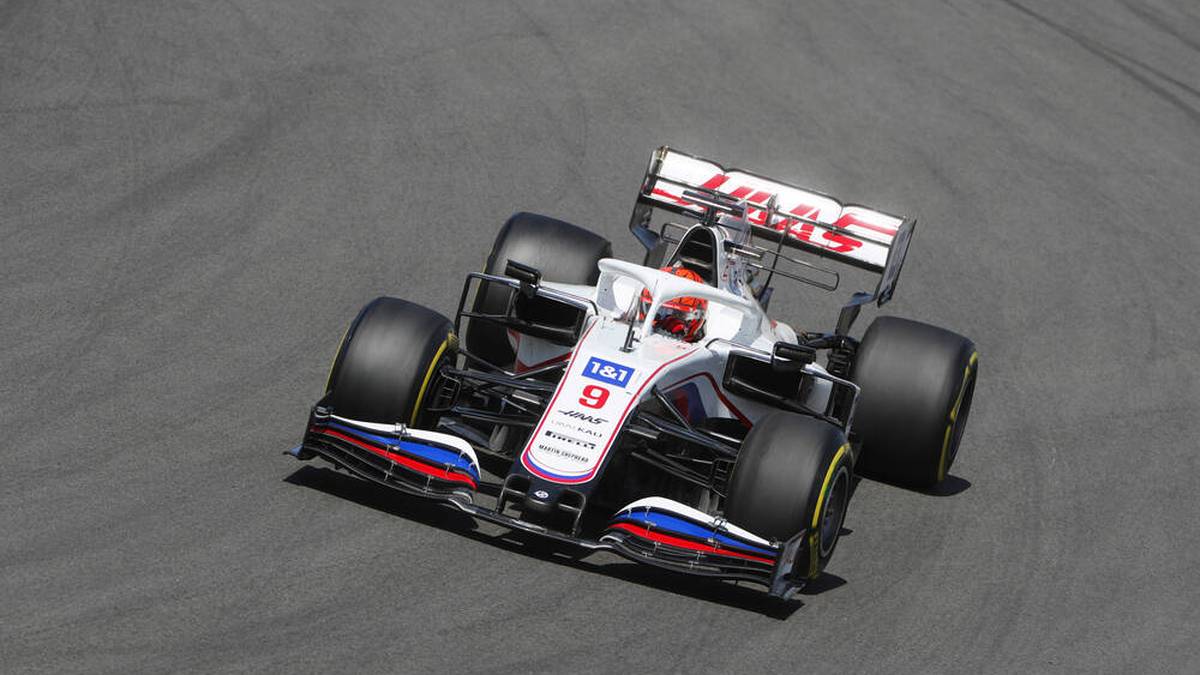 Beim Großen Preis von Portugal fällt Haas-Rookie Nikita Mazepin mal wieder negativ auf. 20 Runden vor dem Ende schnitt der junge Russe Sergio Perez bei einem Überrundungsmanöver den Weg ab. 