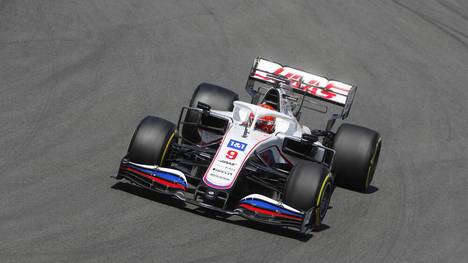 Beim Großen Preis von Portugal fällt Haas-Rookie Nikita Mazepin mal wieder negativ auf. 20 Runden vor dem Ende schnitt der junge Russe Sergio Perez bei einem Überrundungsmanöver den Weg ab. 