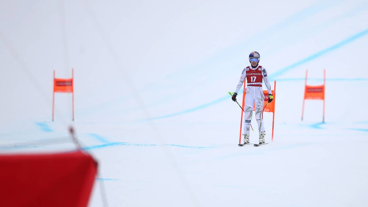 Vor der letzten Saison kann Vonn erstmals seit Jahren wieder ohne Verletzungsunterbrechung eine Sommervorbereitung bestreiten. Doch zu Saisonbeginn ereilt sie erneut das Pech, beim Heimspiel in Lake Louise stürzt sie, kann danach aber auf Skiern ins Ziel fahren