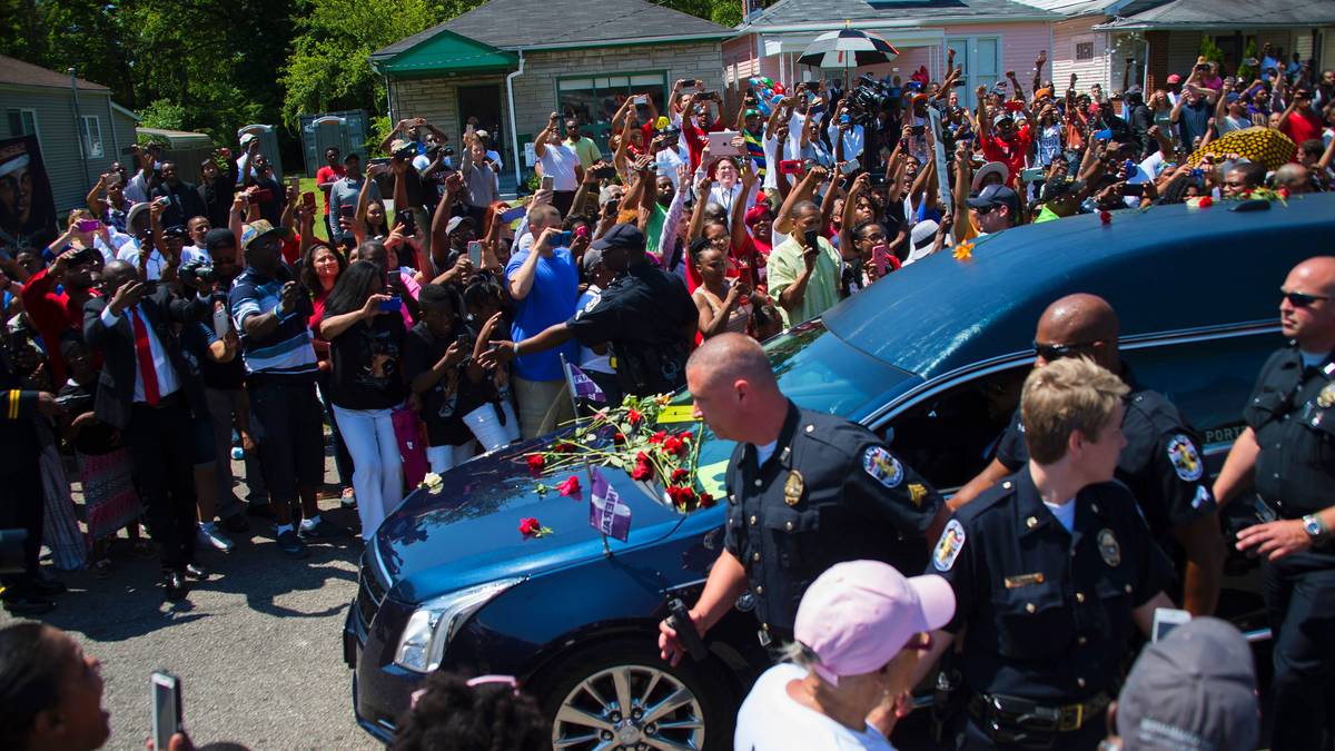 Dann kommt der Leichenwagen und tausende Fans erweisen Ali noch einmal die letzte Ehre