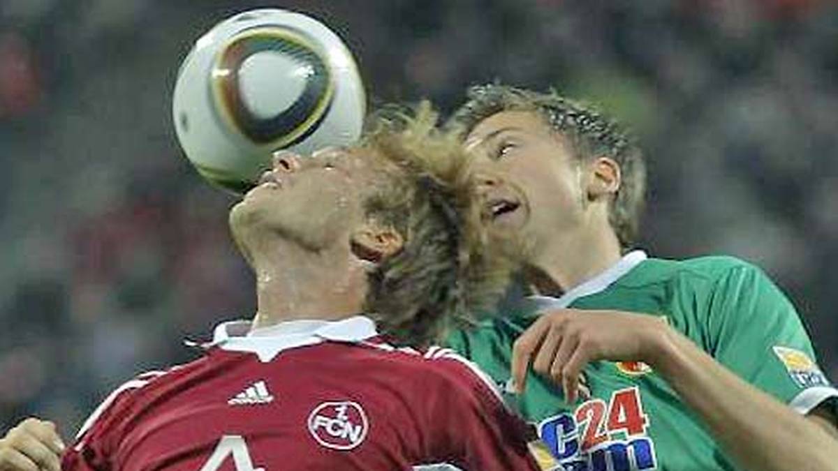 Ein Jahr später ist wieder der FCN dabei, diesmal als Bundesligist. Und wieder erweist sich der Club als Relegationsspezialist. 1:0 und 2:0 lauten die Ergebnisse gegen den FC Augsburg