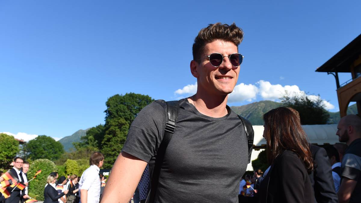 Mario Gomez kommt aus Istanbul zur Nationalmannschaft. Und hat einen Titel im Gepäck: Der Stürmer schoss Besiktas mit 26 Treffern zur Meisterschaft