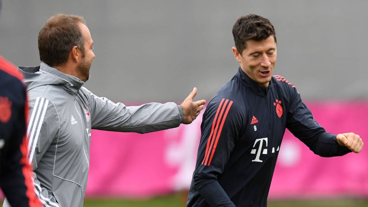 Robert Lewandowski (r.) muss sich laut Bayern-Trainer Hansi Flick operieren lassen