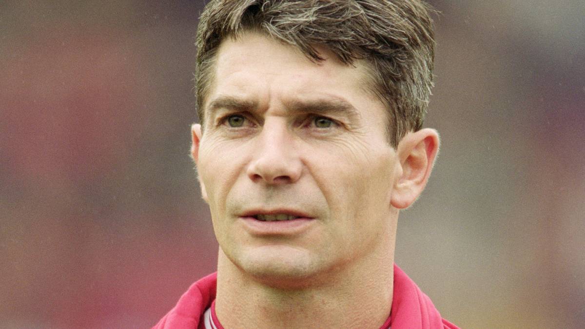 JAN HEINTZE, Linksverteidiger, 86-maliger Nationalspieler, 1988 Landesmeistercupsieger mit PSV Eindhoven, kam 1994 und ging 1996 nach Leverkusen weiter. Machte 59 Spiele für Uerdingen, erzielte dabei fünf Tore