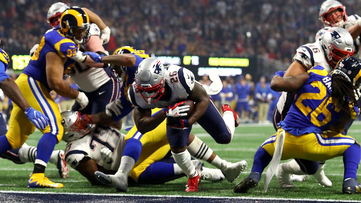 Der Rookie tankt sich durch die Lücke, die seine Offense-Line freiblockt...