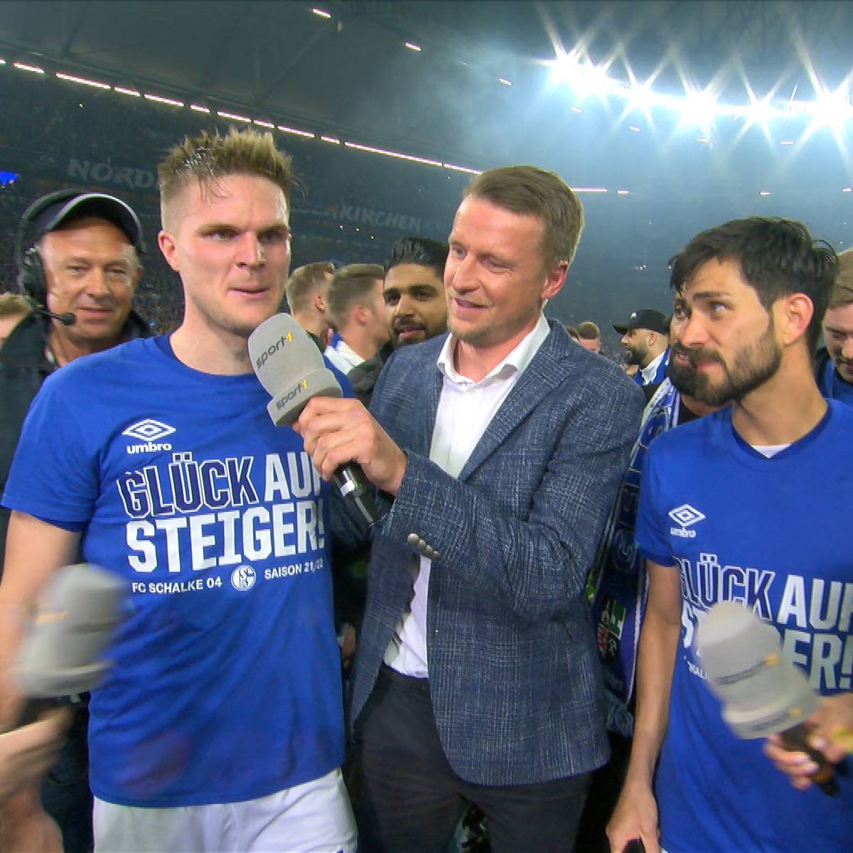 Platzsturm und Aufstiegsparty! So feiern die Schalke-Fans ihren Kapitän