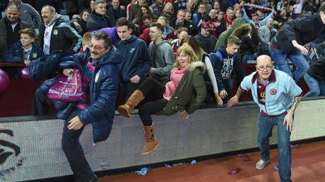 Fans von Aston Villa stürmten das Feld