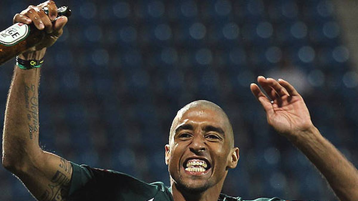 Dante hat gut lachen - trotz des Verlustes seiner Haarpracht. 2011 schafft Borussia Mönchengladbach unter Trainer Lucien Favre nach katastrophaler Saison doch noch das Wunder und setzt sich gegen den VfL Bochum (1:0, 1:1) durch