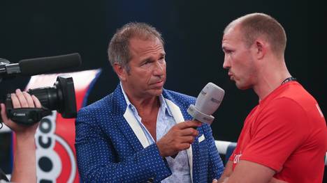 Boxen: Jürgen Brähmer boxt in Schwerin gegen Edogan Kadrija , SPORT1-Kommentator Kai Ebel interviewt Jürgen Brähmer (rechts)