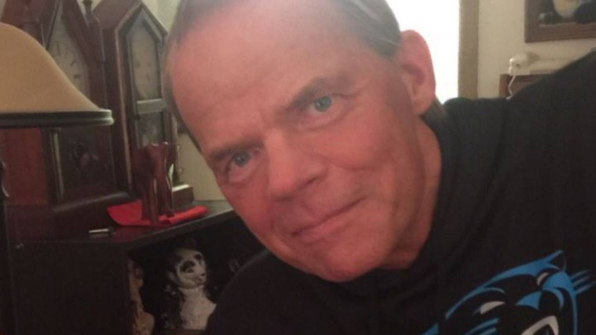 Luger, mittlerweile 58, gestand nach seiner Karriere massiven Steroid- und Drogenmissbrauch ein, seine ebenfalls aus WWF und WCW bekannte Freundin Elizabeth starb 2003 an einer Überdosis. 2007 überstand er einen Schlaganfall, ist aber nun auf einen Rollstuhl angewiesen. Zuletzt organisierte er, zum gläubigen Christ bekehrt, wohltätige Wrestling-Events