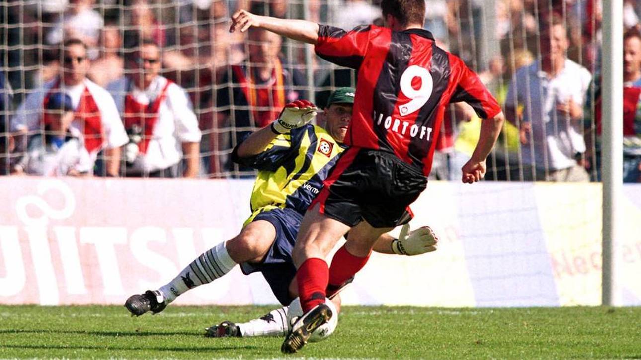 Jan-Aage Fjörtoft erzielt das entscheidende 5:1 gegen Torhüter FCB-Torhüter Andreas Reinke