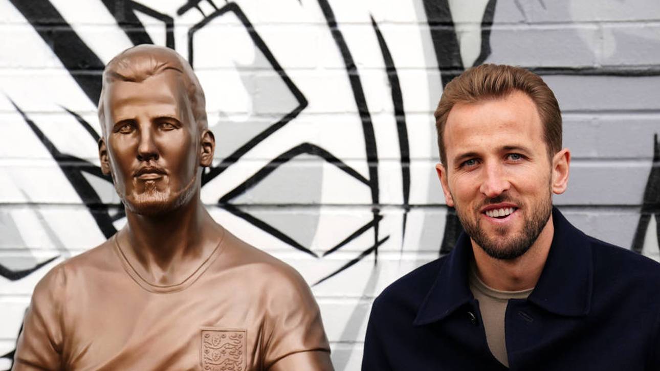 Harry Kane zusammen mit seiner Statue im Londoner Stadtteil Walthamstow