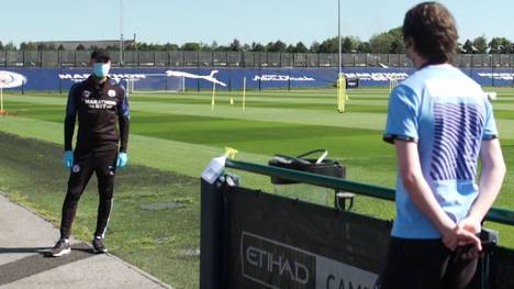 Pep Guardiola ist mit Manchester City wieder ins Training eingestiegen. Im Interview mit Maske und Gummihandschuhen betont er die Leistungen der Corona-Helfer auf der ganzen Welt.