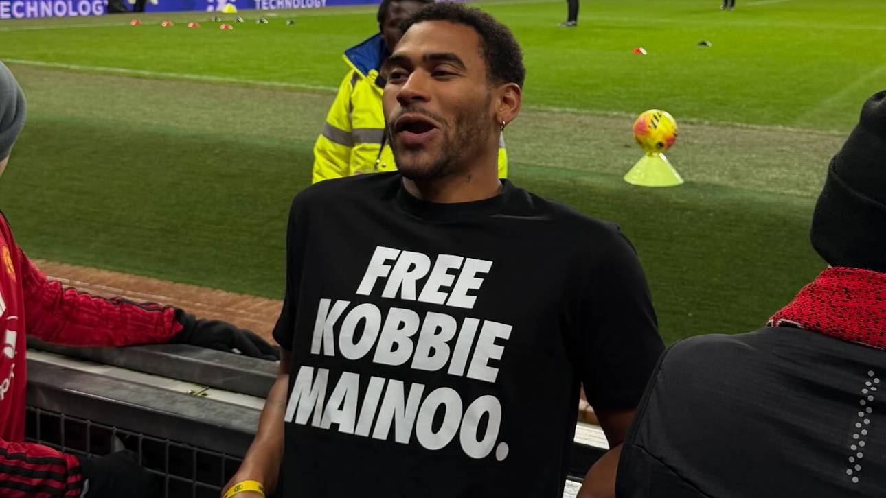 Jordan Mainoo-Hames mit einem "Free Kobbie Mainoo"-Shirt beim United-Spiel