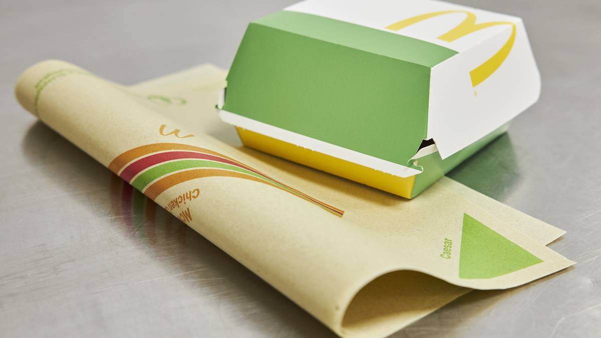 Das Graspapier ersetzt beim Deutschlandburger von McDonald’s die typische Burgerbox. Das spart tonnenweise Müll.