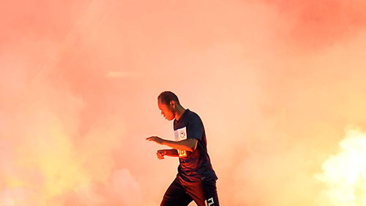 Das Relegationsduell zwischen Fortuna Düsseldorf und Hertha BSC sorgt 2012 für reichlich Zündstoff. Der Zweitligist (2:1, 2:2) behält auf dem Rasen die Oberhand
