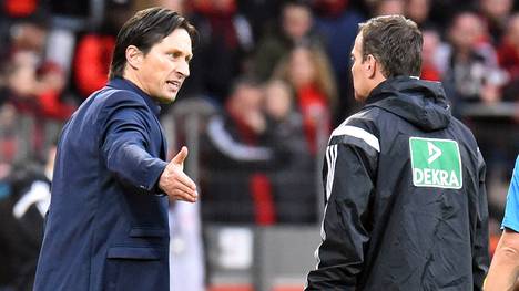 Roger Schmidt diskutiert mit dem Vierten Offiziellen