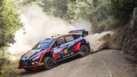 Ott Tänak gewinnt seinen ersten WRC-Lauf seit mehr als einem Jahr. Viele Favoriten müssen schon frühzeitig die Segel streichen. Thierry Neuville überschlägt sich.