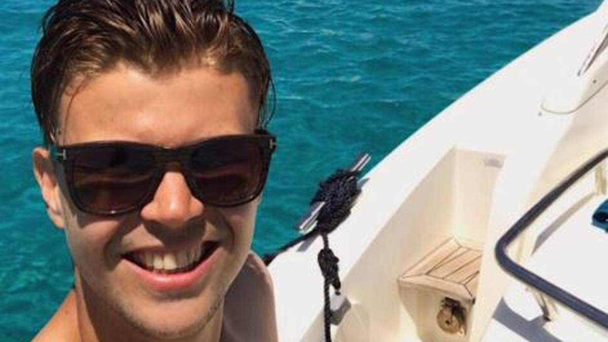 Stuttgarts Torhüter Mitchell Langerak grüßt von Ibiza