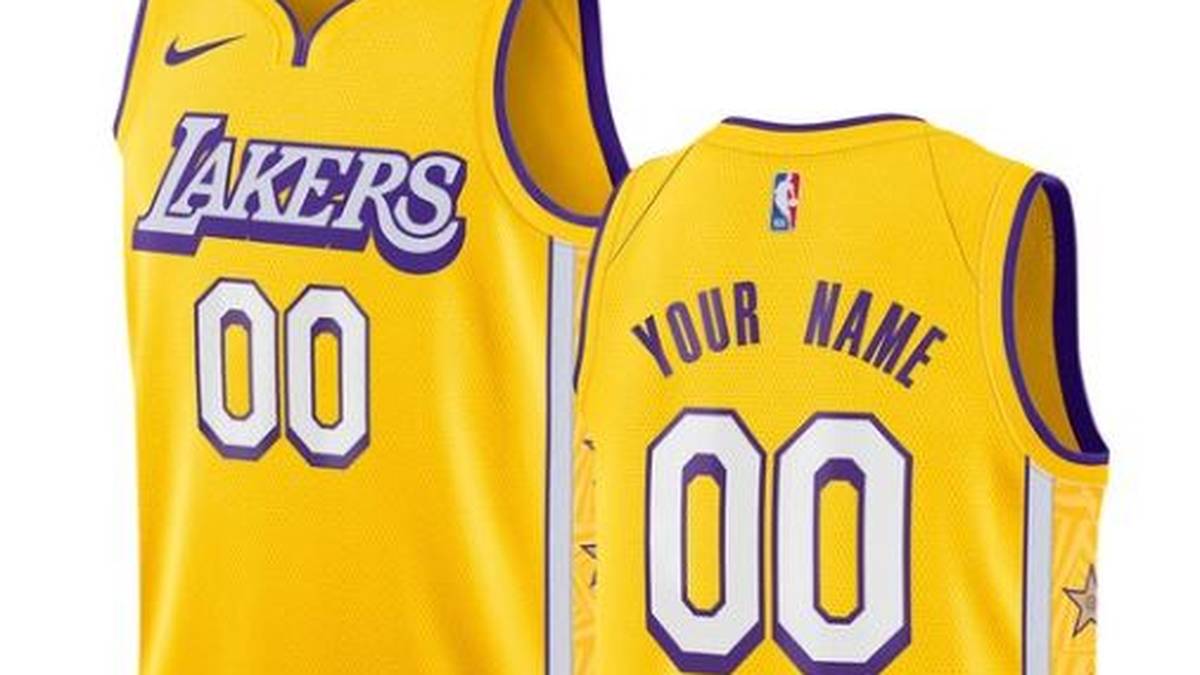 LOS ANGELES LAKERS: Die Lakers führen auch in diesem Jahr ihre Lore-Series fort und ehren damit in diesem Jahr - nach Magic Johnson und Kobe Bryant - Shaquille O'Neal. Das mit Laker-Gold gebündelte Trikot zeichnet sich durch klassische Schlagschattengrafiken, einen Querlenker-Kragen und vortexartige Panels aus, die von seinem unmöglich zu verteidigenden Spin Move inspiriert sind. Die Sterne an den Seiten enthalten Trikotnummern, die das Team zurückgezogen hat
 