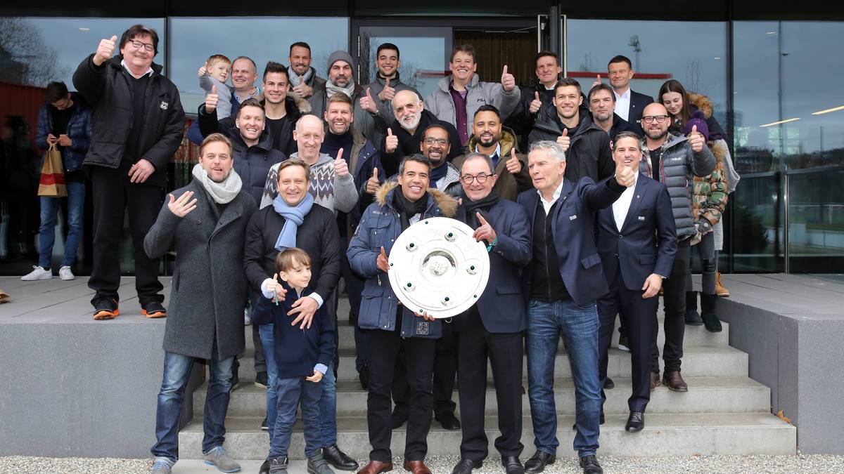 Auch die Meistermannschaft von 2007 wird im Vorfeld der Partie geehrt