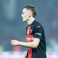 Bleibt Florian Wirtz Bayer Leverkusen erhalten? Der 21-Jährige reagiert überrascht auf eine Reporter-Frage.