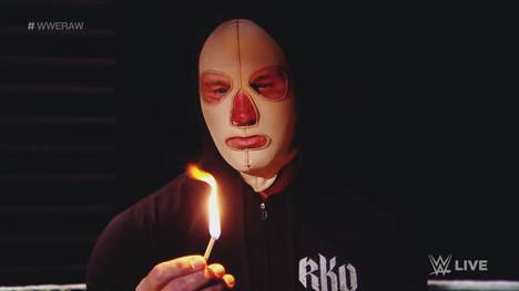 Eine Woche nach der Feuerball-Attacke von Alexa Bliss meldet sich Randy Orton bei bei WWE Monday Night RAW zurück - nun mit einer Maske.