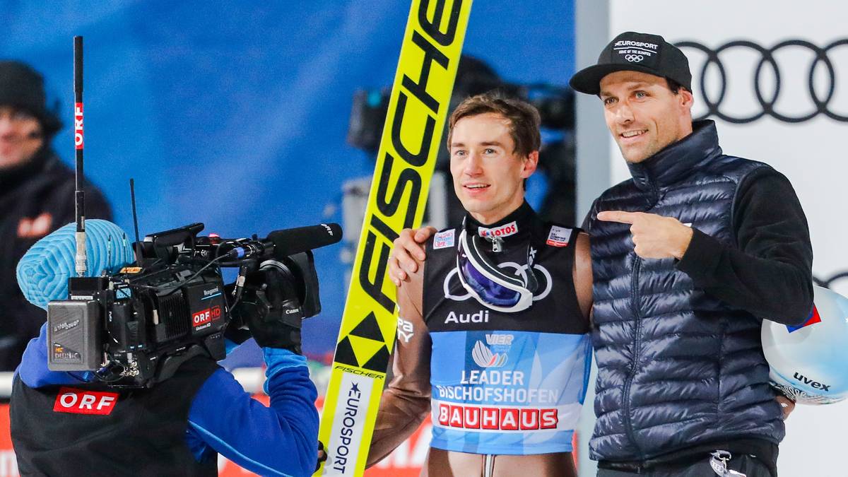 Einer der ersten Gratulanten: der bis dahin einzige Vierfach-Sieger Sven Hannawald (r.). Der elitäre Kreis besteht nun also aus zwei Springern