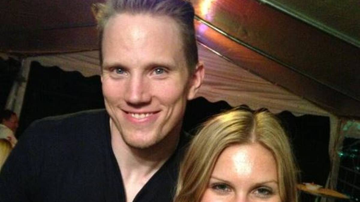 Christian Ehrhoff (aktuell vertragslos) ist seit 2007 mit seiner Farina verheiratet. Zusammen haben sie drei Töchter (Leni, Milla und Olivia). Ehrhoff könnte bald schon wieder in der DEL spielen, sollte er keinen Vertrag in der NHL bekommen. Sein Heimatverein, die Krefeld Pinguine, würde ihn mit offenen Armen empfangen