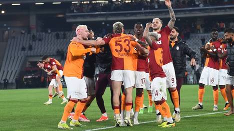 Galatasarays Profis feiern nach einem Sieg